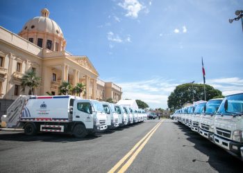 Gobierno distribuye 50 camiones compactadores para mejorar manejo de residuos en municipios