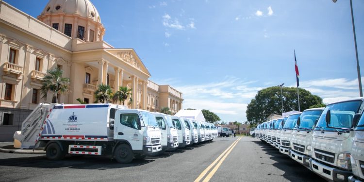 Gobierno distribuye 50 camiones compactadores para mejorar manejo de residuos en municipios
