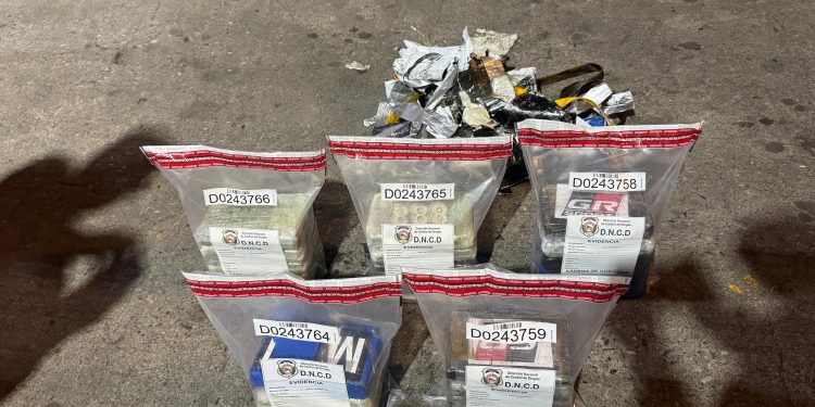 DNCD ocupa 24 paquetes de presunta cocaína ocultos en buque en Haina Oriental