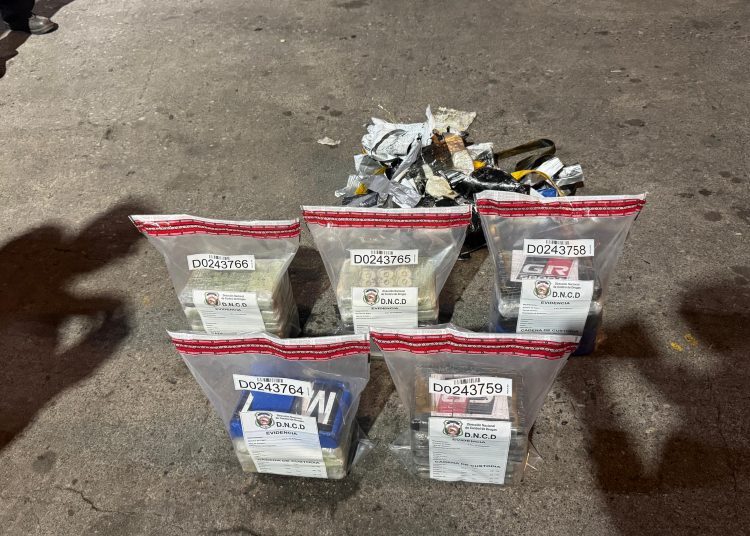 DNCD ocupa 24 paquetes de presunta cocaína ocultos en buque en Haina Oriental