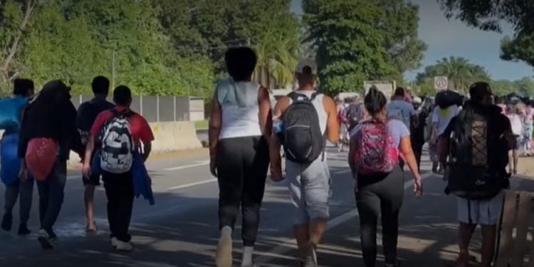 Más de 600 migrantes avanzan hacia EE. UU.; se desconoce si hay dominicanos en la caravana