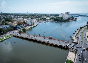 MOPC suspenderá temporalmente el tránsito por el puente flotante sobre el río Ozama