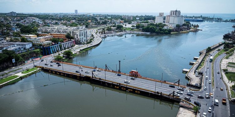 MOPC suspenderá temporalmente el tránsito por el puente flotante sobre el río Ozama
