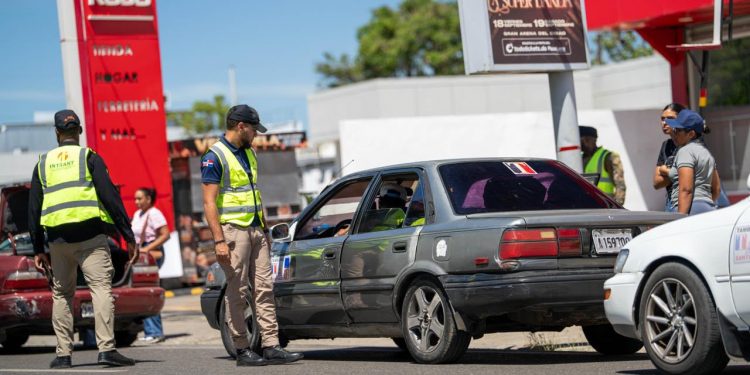 INTRANT y DIGESETT retienen 12 vehículos de concho por irregularidades en Santiago