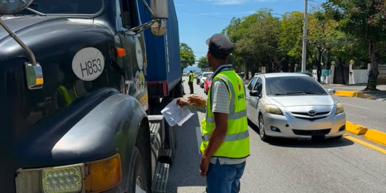 INTRANT intensifica fiscalización y retiene vehículos pesados por violaciones a normas de tránsito