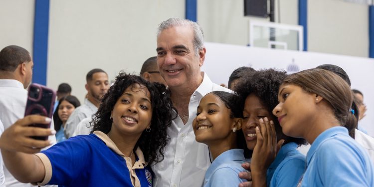 Abinader anuncia laptops y becas para 400 estudiantes de Santo Domingo Norte