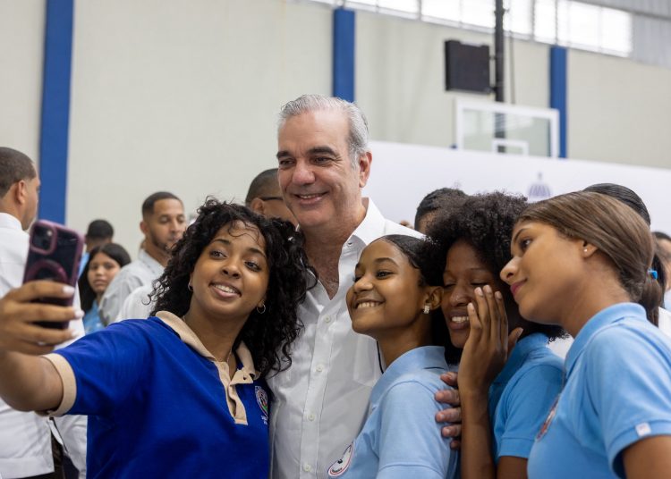 Abinader anuncia laptops y becas para 400 estudiantes de Santo Domingo Norte