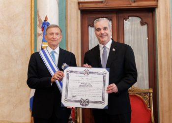 Abinader condecora a Roberto Álvarez tras seis años al frente de la Cancillería