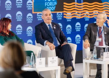 Abinader defiende en Praga la alternancia política y reafirma que dejará el poder en 2028