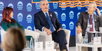 Abinader defiende en Praga la alternancia política y reafirma que dejará el poder en 2028