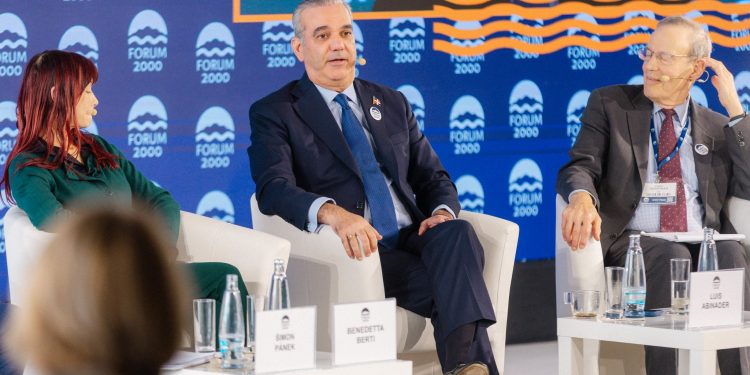 Abinader defiende en Praga la alternancia política y reafirma que dejará el poder en 2028