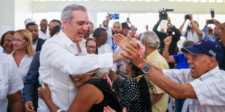 Abinader activa fin de semana de obras, viviendas y programas sociales en Santo Domingo y Santiago