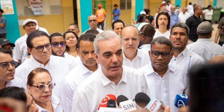 Abinader ordena refuerzo militar ante crisis haitiana y mantiene Gobierno en sesión permanente