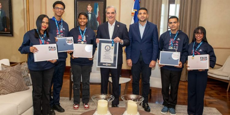 Abinader recibe en Palacio Nacional a jóvenes dominicanos que lograron récord mundial de lectura