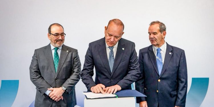 Ulises Rodríguez proyecta a Santiago en foro iberoamericano de ciudades celebrado en Madrid