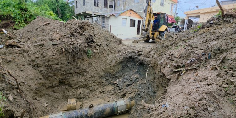 CORAASAN corrige avería en tubería de 24 pulgadas que afectaba sectores del suroeste de Santiago