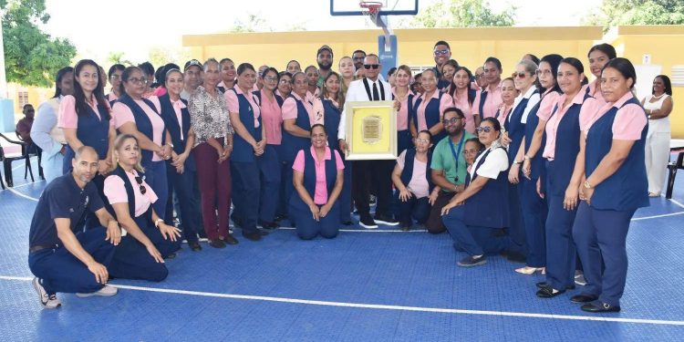 Comunidad educativa destaca trayectoria de Adalberto Peralta tras 30 años de servicio