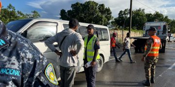 INTRANT retiene cinco autobuses en Friusa por transporte irregular de ciudadanos haitianos