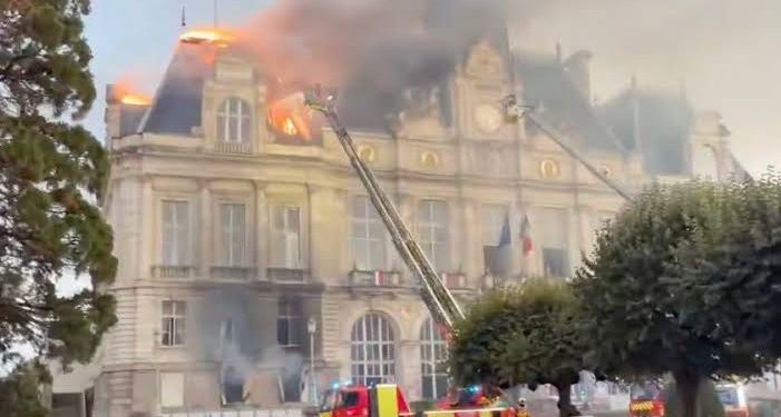 Incendio devasta el Ayuntamiento de Limoges durante protestas masivas en Francia