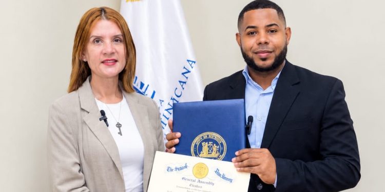 Jhonattan Erick recibe reconocimientos en Nueva Jersey por su labor comunitaria y seguridad ciudadana