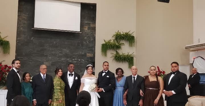 Julio César Castillo y María Cristal D’Aza contraen matrimonio en Santiago