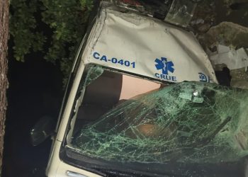 Muere enfermera al caer ambulancia por un precipicio en la carretera Sánchez