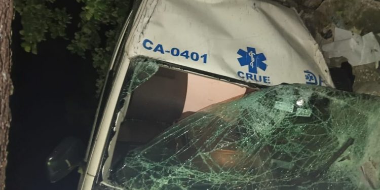 Muere enfermera al caer ambulancia por un precipicio en la carretera Sánchez