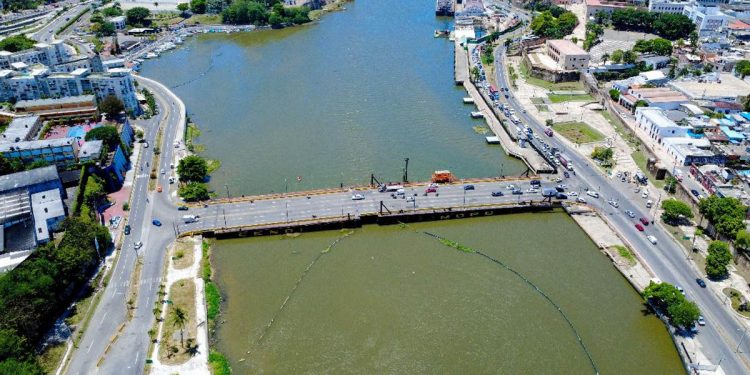 Puente Flotante cerrará hoy sábado por dos horas para paso de tres embarcaciones