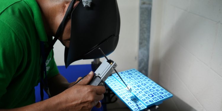 INFOTEP incorpora simulador de soldadura con realidad aumentada para reforzar formación técnica en Santiago