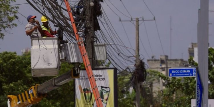 Alcaldía de Santiago llama a regularizar cableado y retira tendidos en desuso