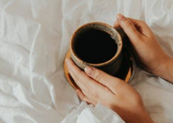 ¿Tomas café apenas despiertas? Esto es lo que ocurre en tu cuerpo y cómo puede afectar tu salud