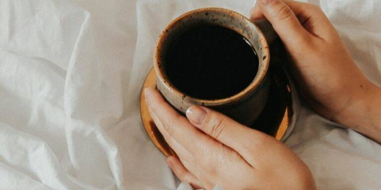 ¿Tomas café apenas despiertas? Esto es lo que ocurre en tu cuerpo y cómo puede afectar tu salud