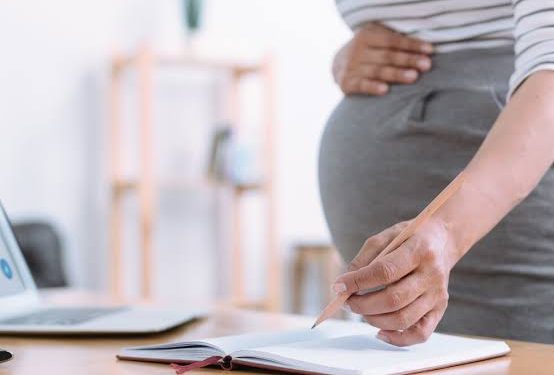 Cada vez más mujeres posponen la maternidad: los desafíos económicos y laborales que influyen en la decisión