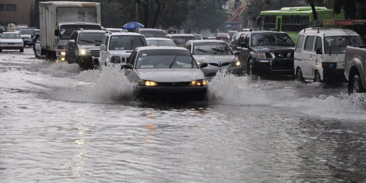COE eleva alerta verde a 10 provincias y el Distrito Nacional por lluvias de onda tropical y vaguada