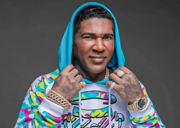 Omega «El Fuerte» denuncia que empresas continúan explotando su música pese a orden judicial